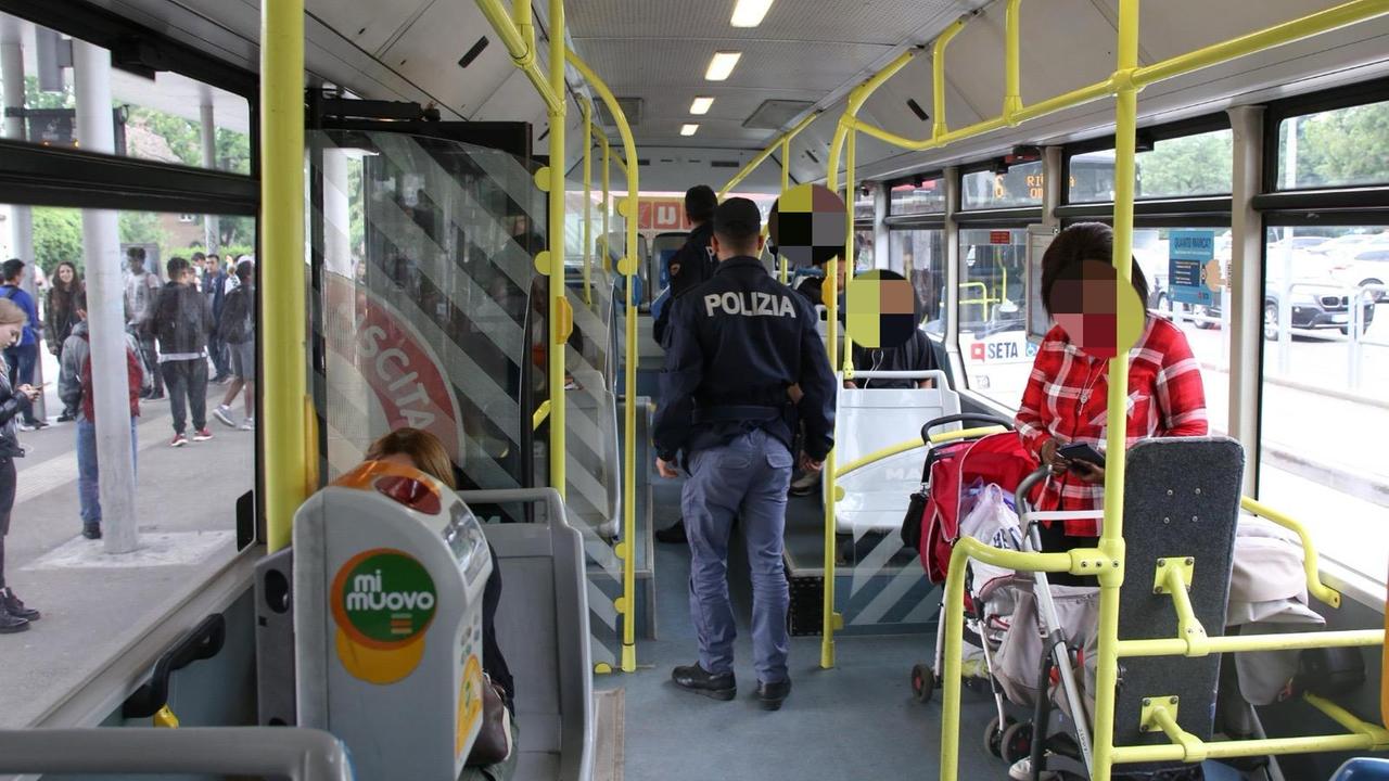 Poliziotti su un bus (foto d'archivio)