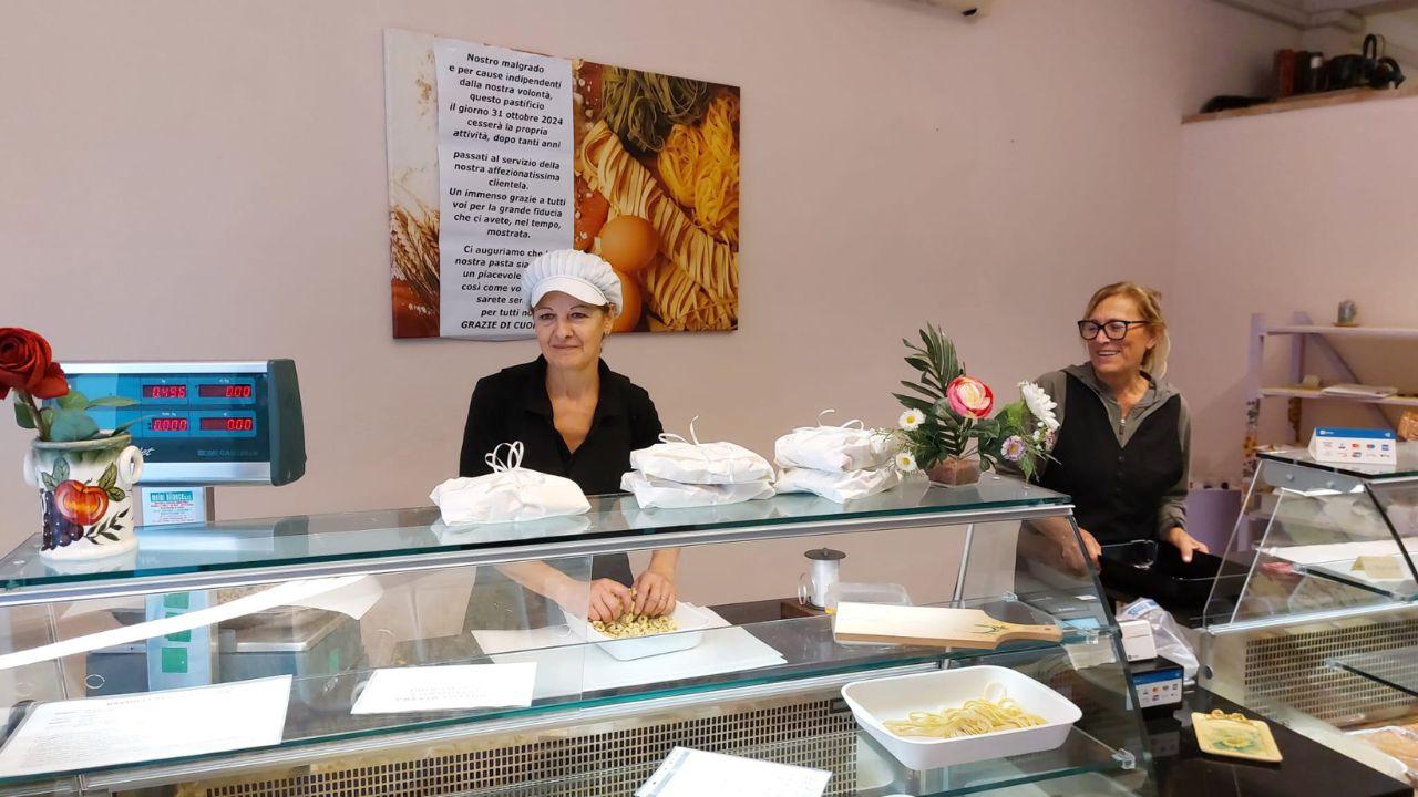 Storico negozio chiude e la titolare lancia un appello: «Pronta a regalare i macchinari»