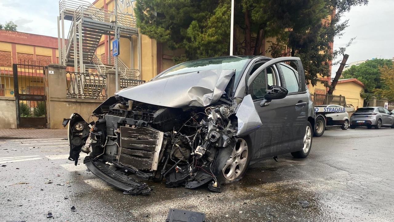 Cagliari, scontro tra un’auto e un autobus: una donna ferita