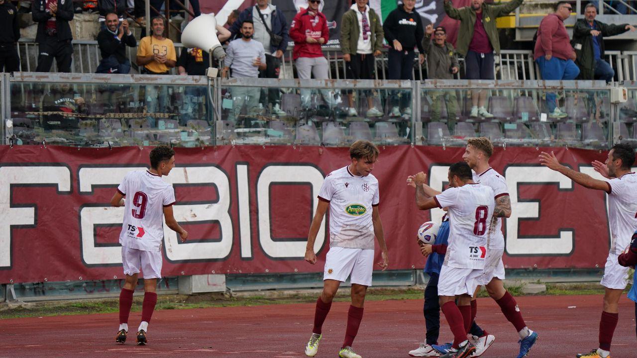 L’esultanza del Livorno dopo il gol di Risaliti nella stessa gara (foto Franco Silvi)