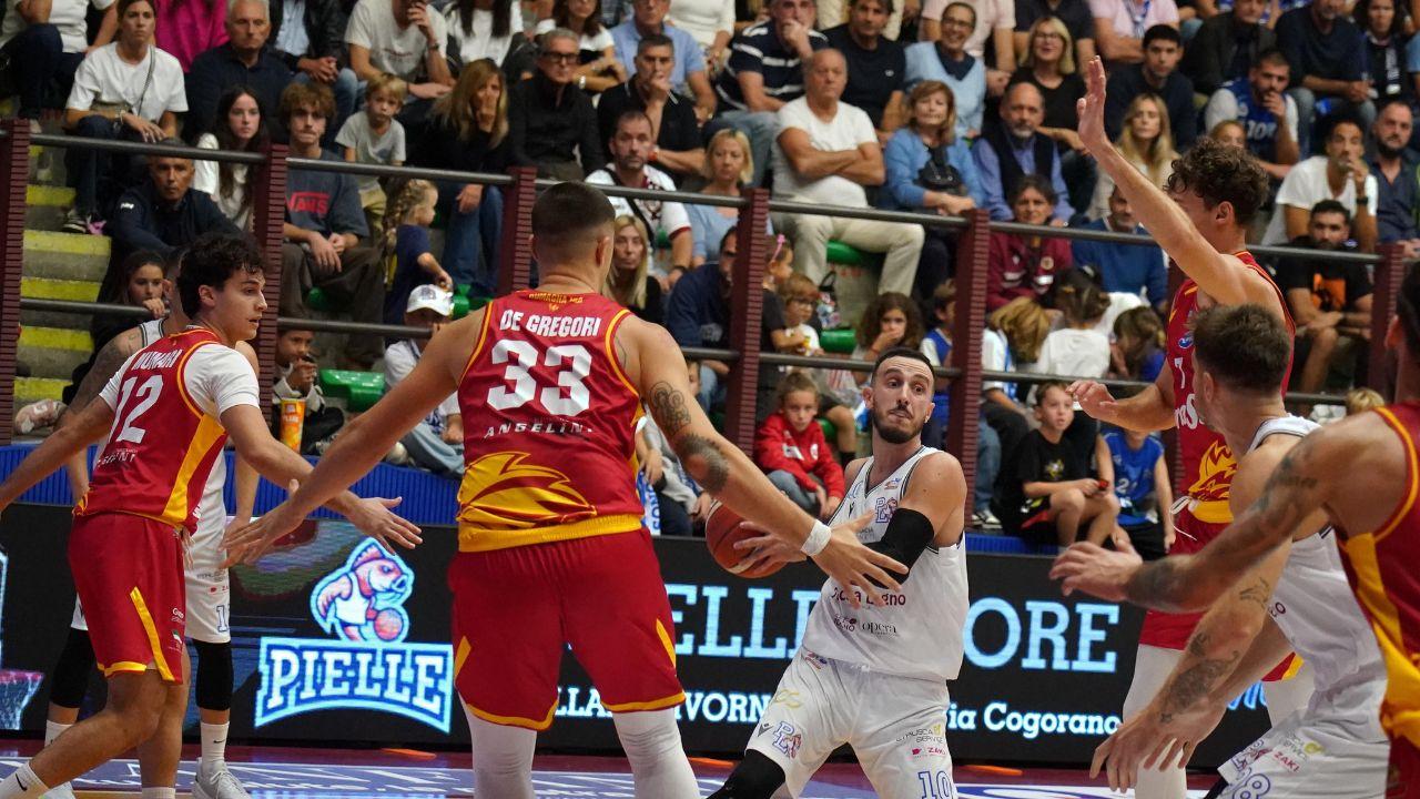 Ennio Leonzio sul parquet contro Ravenna (foto Franco Silvi)