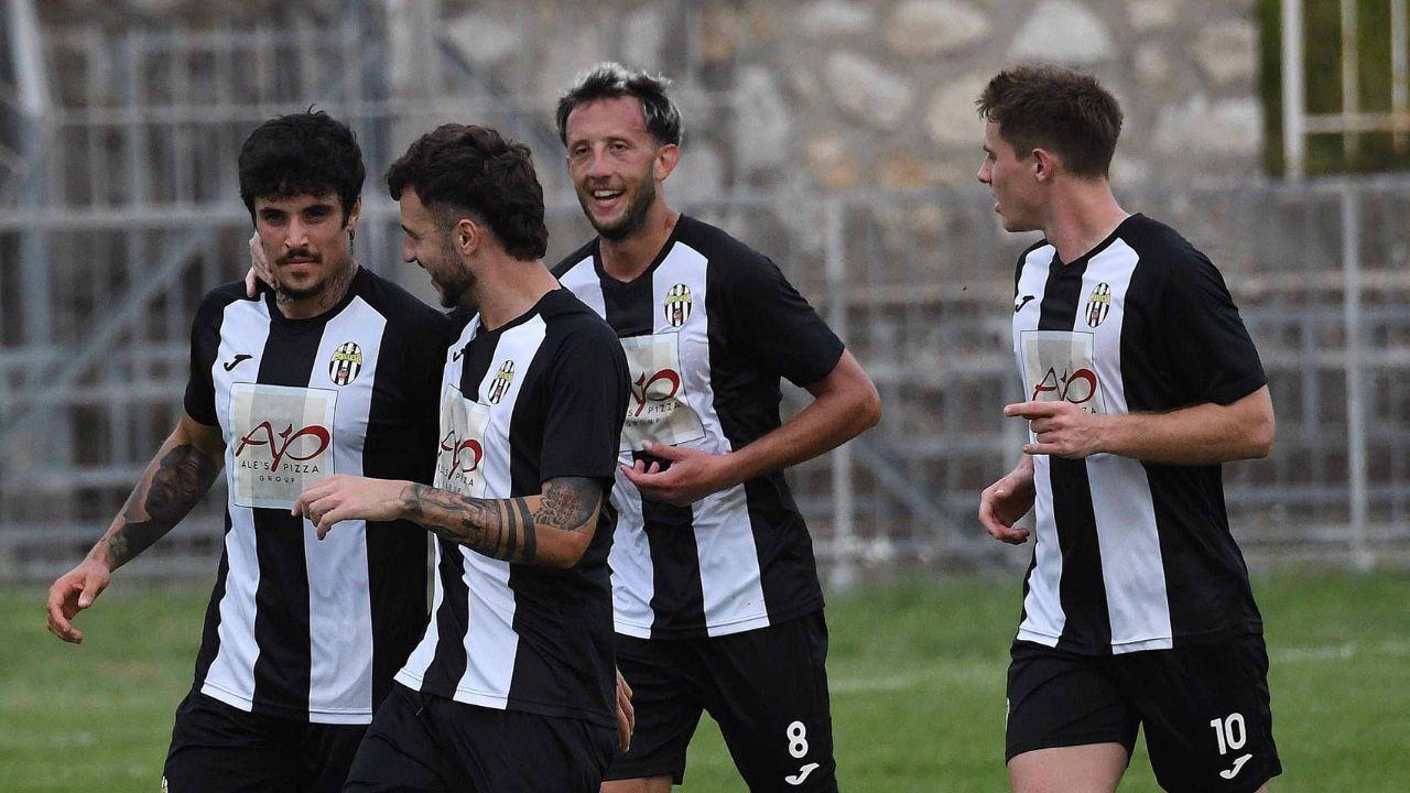 Michael Buffa festeggiato dopo un gol