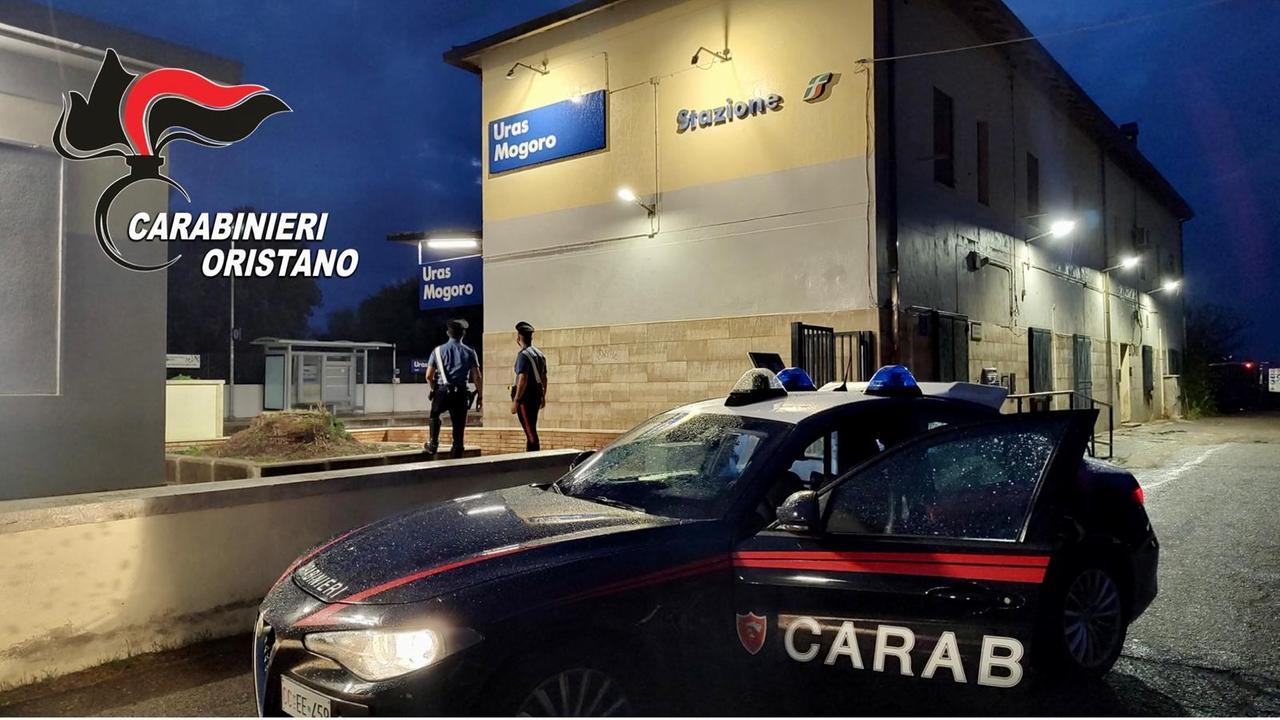 Prende a calci e pugni un ferroviere sul treno diretto a Oristano: denunciato