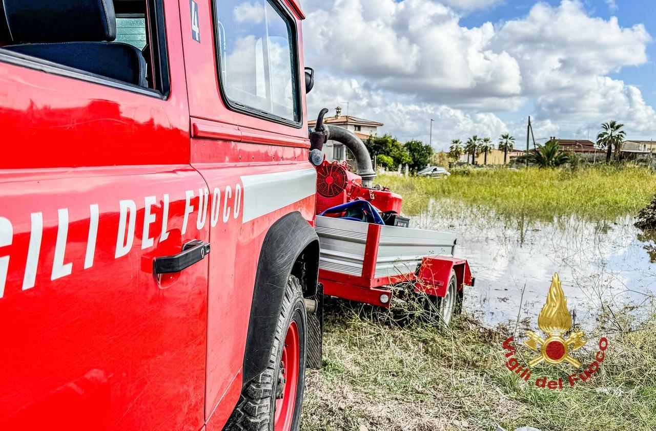 Terralbese, situazione critica: «Salve le famiglie intrappolate in auto nel sottopassaggio»