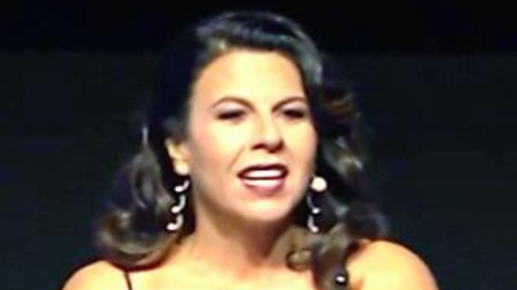 Geppi Cucciari show al Festival di Roma sul ministro Giuli: «Lo spirito dell’acqua e soprattutto del vino»