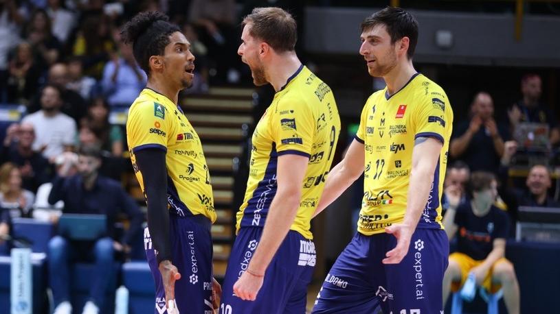 L'esultanza di Gutierrez, Buchegger e Anzani (foto Modena Volley)