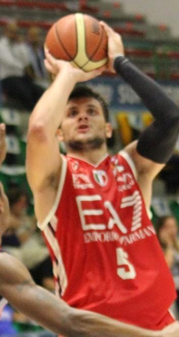 Ragland e Kleiza trascinano Milano in finale, Brindisi si arrende
