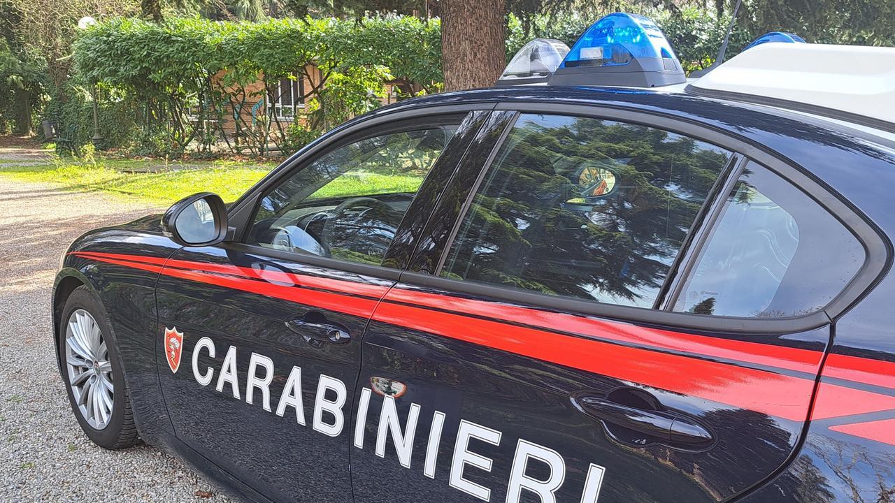 Colpito in testa con una spranga mentre carica la spesa alla Coop