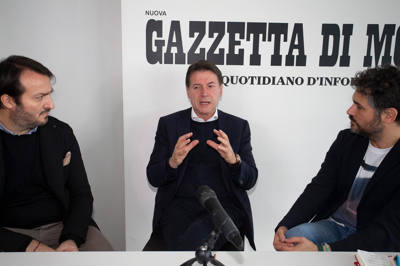 
	Giuseppe Conte con il direttore Davide Berti (a sinistra) e il giornalista Luca Gardinale (a destra)

