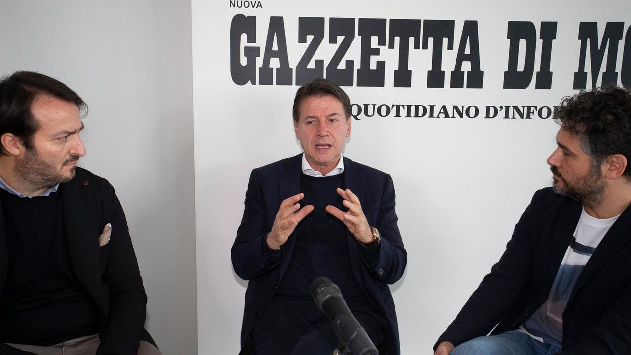 Giuseppe Conte con il direttore Davide Berti (a sinistra) e il giornalista Luca Gardinale (a destra)