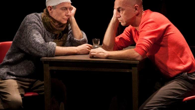 Nel teatro spoglio e triste alla fine la chitarra suonò