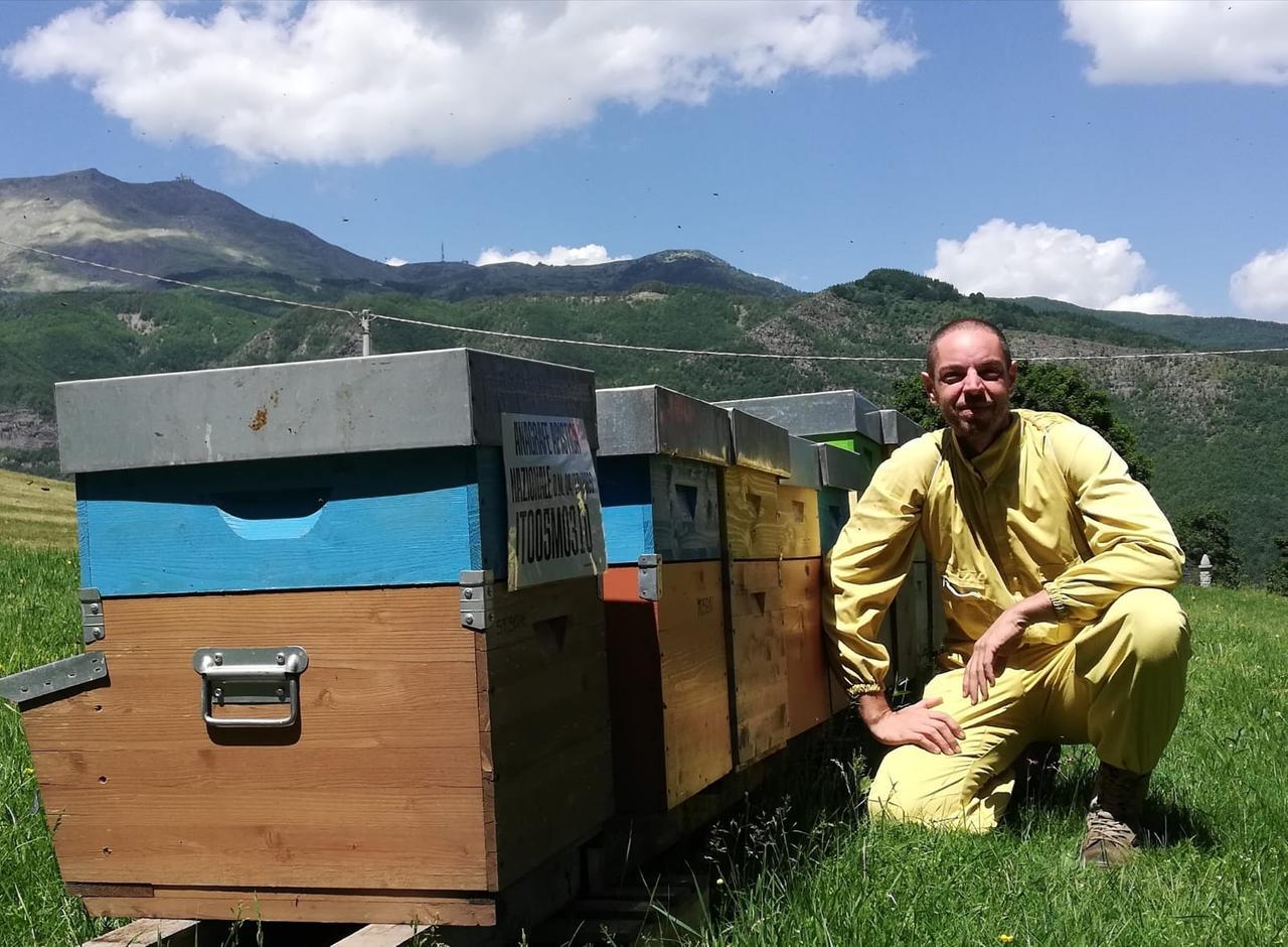 
	L'apicoltore Luca Serri

