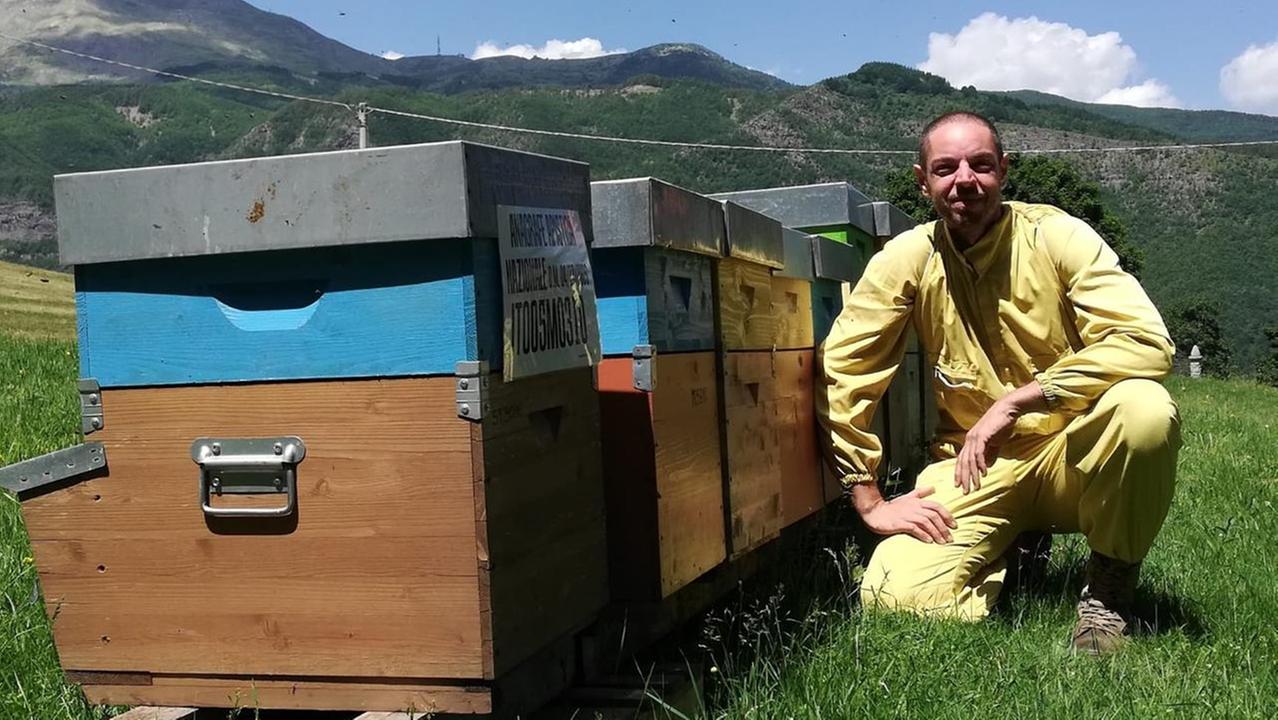 L'apicoltore Luca Serri