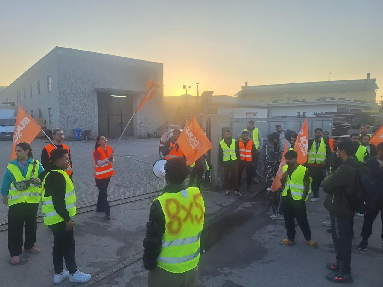 
	La manifestazione davanti l'azienda

