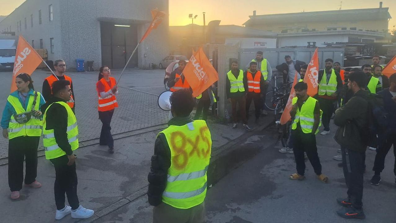 La manifestazione davanti l'azienda