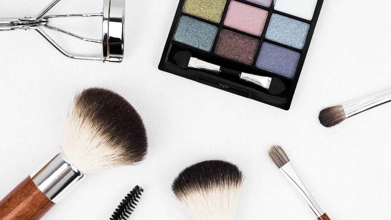 Halloween, attenzione a trucco dark e spray per capelli. I consigli della dermatologa