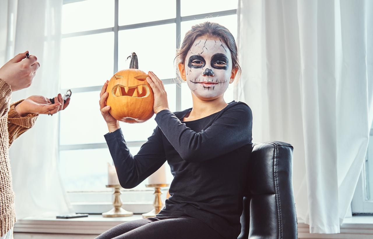 
	Una bambina truccata per Halloween (foto freepik.com)

