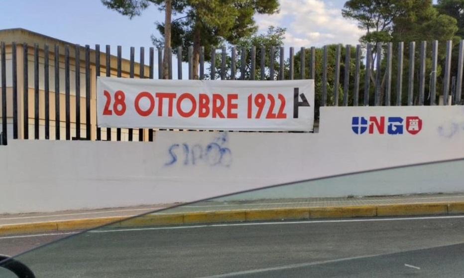 Striscione fascista nei muri dell’Ipia a Sassari, il dirigente lo consegna ai carabinieri