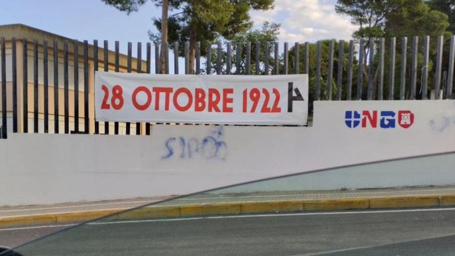 Striscione fascista nei muri dell’Ipia a Sassari, il dirigente lo consegna ai carabinieri