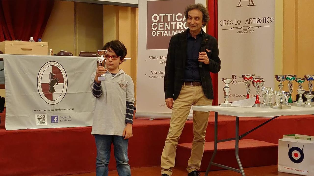 Ettore Sassi, a sinistra, premiato dopo un torneo qualche anno fa