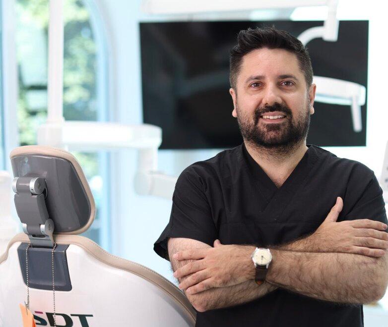 Corrado Palmas, il re dei sorrisi low-cost: 2000 sardi l’anno in Moldavia