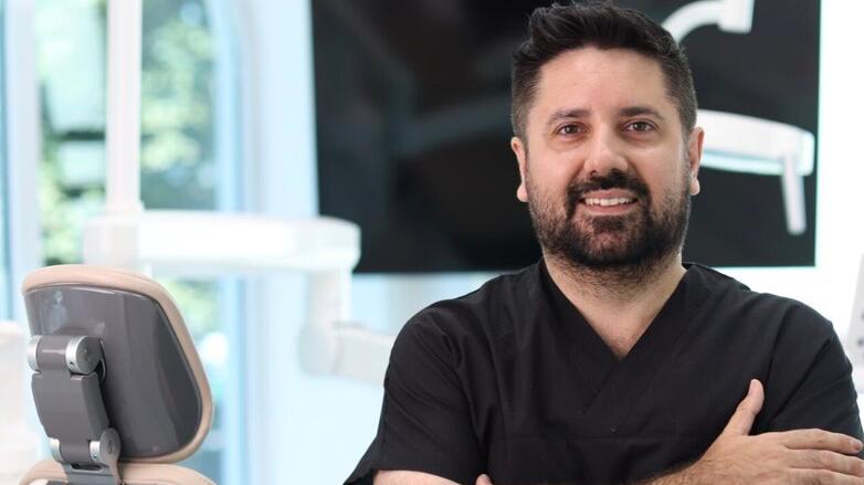 Corrado Palmas, il re dei sorrisi low-cost: 2000 sardi l’anno in Moldavia