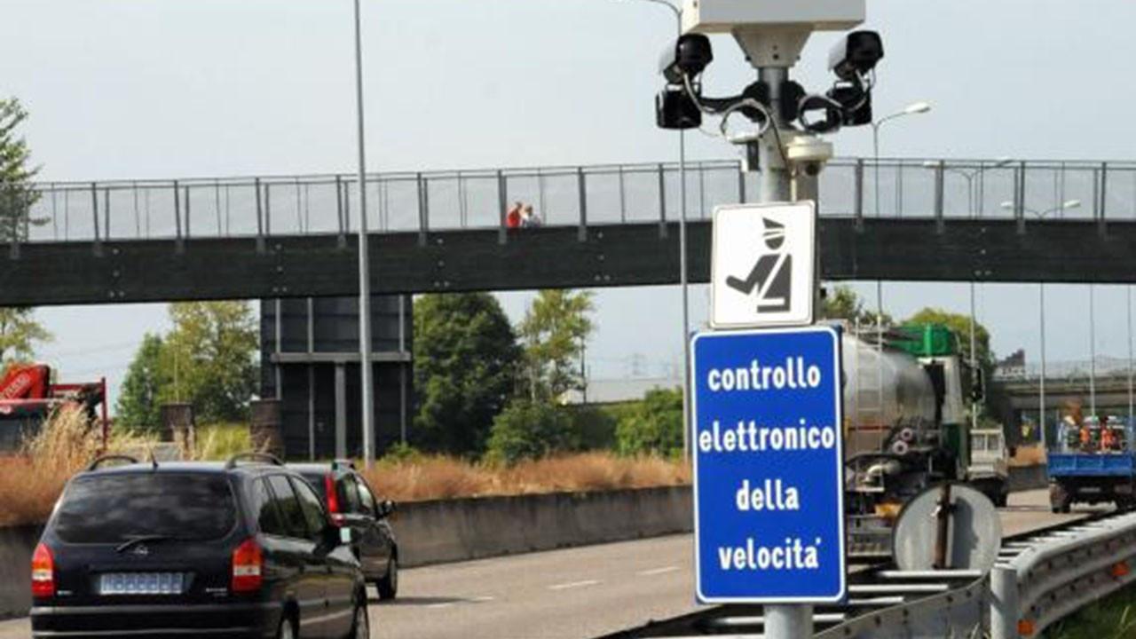 Un cartello avvisa della presenza di una postazione per il controllo della velocità (foto d’archivio)