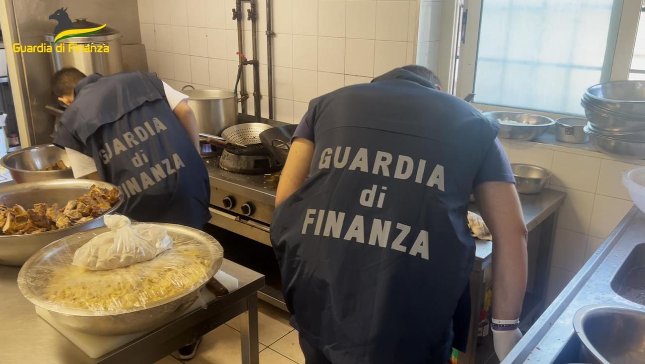 Prato, cibo avariato nei ristoranti: maxi sequestro, cinque locali chiusi e la scoperta sui contratti