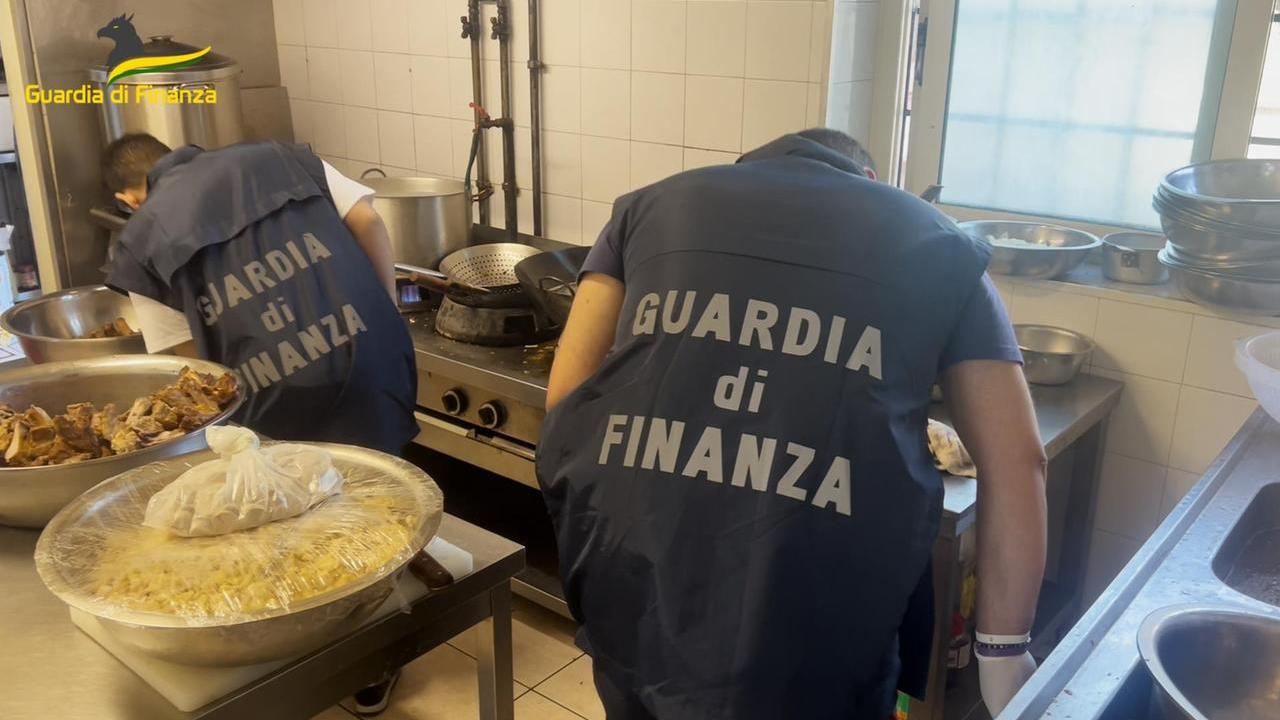Prato, cibo avariato nei ristoranti: maxi sequestro, cinque locali chiusi e la scoperta sui contratti