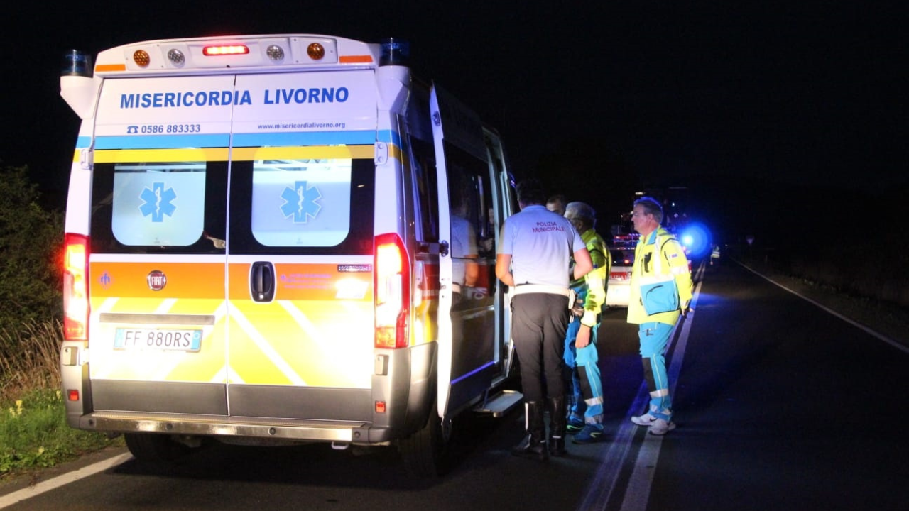 
	Un soccorso della Misericordia di via Verdi su una strada extraurbana (foto d&rsquo;archivio)

