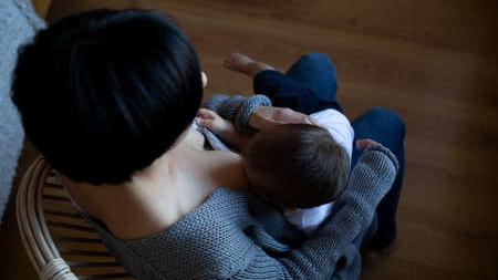 Vuole allattare suo figlio ma non glielo permettono: «Cacciata dall’Ufficio turistico di Carpi»