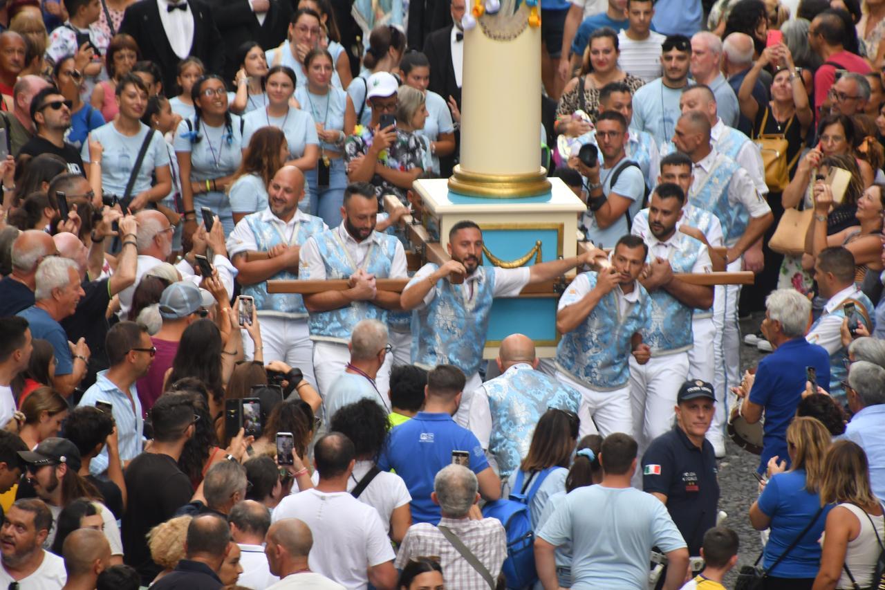 
	Il candelieri dei Muratori durante la discesa in Largo Cavallotti (foto Mauro Chessa)

