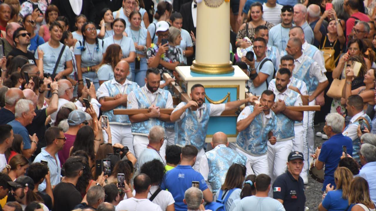 Il candelieri dei Muratori durante la discesa in Largo Cavallotti (foto Mauro Chessa)