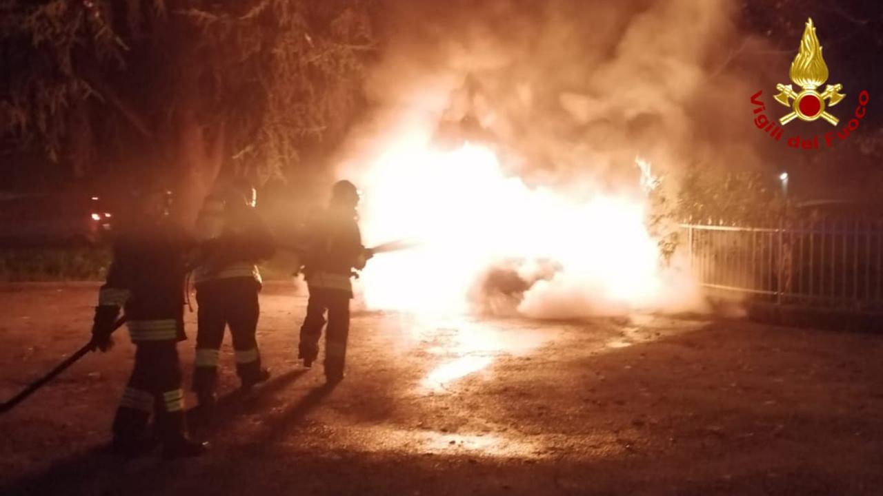 Auto distrutta dalle fiamme in via Fratelli Rosselli