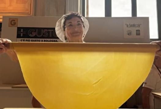 
	Una sfoglina all'opera

