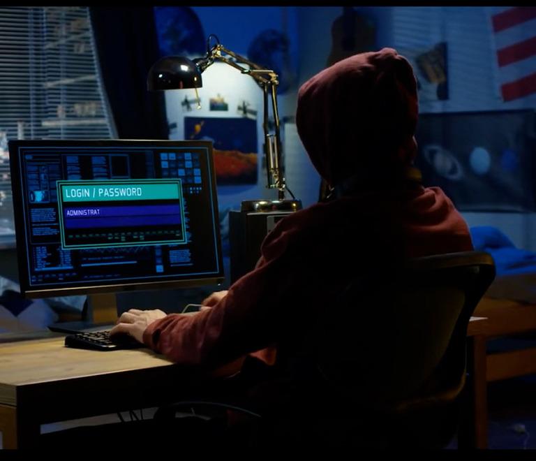 Ferrara, l’investigatore con i ganci giusti per “spiare” nelle banche dati