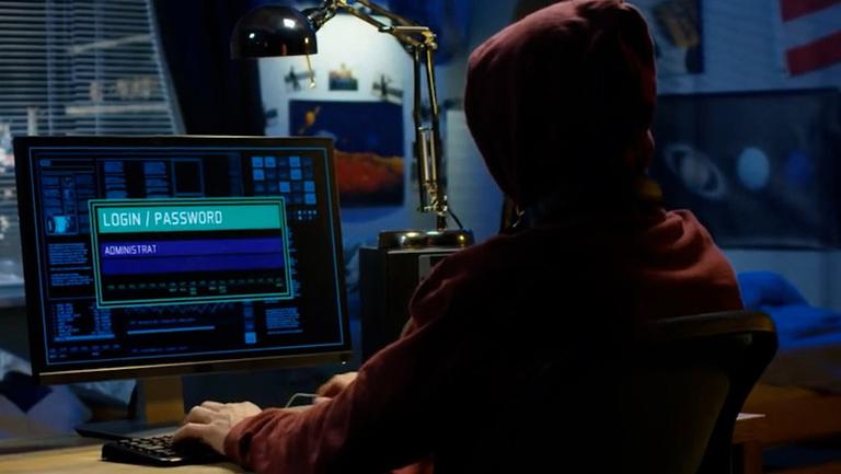 Ferrara, l’investigatore con i ganci giusti per “spiare” nelle banche dati