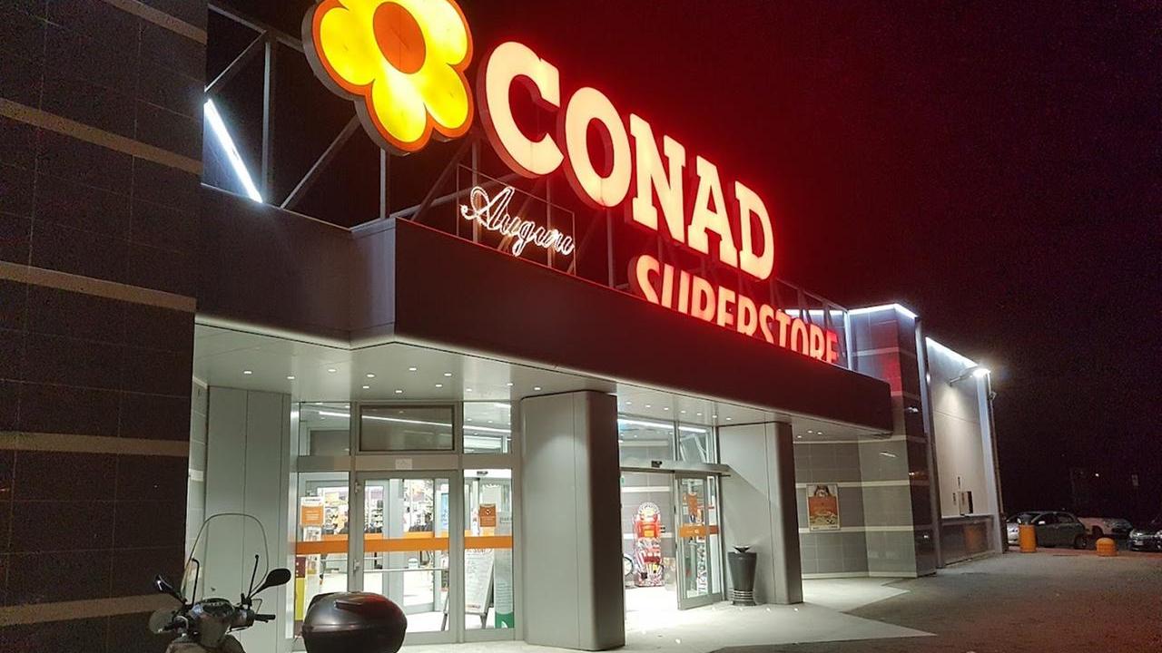 Prato, ragazzini spruzzano spray al peperoncino dentro alla Conad: secondo caso in due mesi