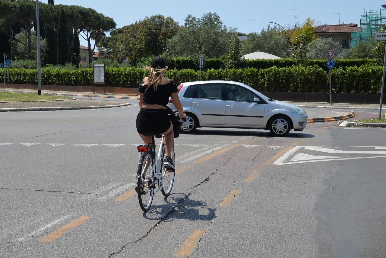 
	Una donna su una pista ciclabile

