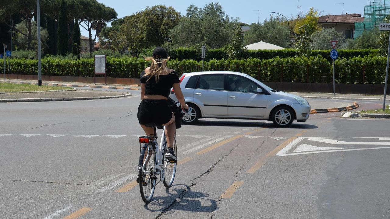 Una donna su una pista ciclabile