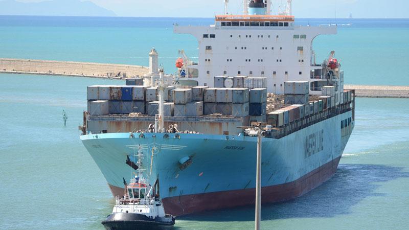 Porto di Livorno: l’ingresso di una nave portacontainer della flotta Maersk in Darsena Toscana