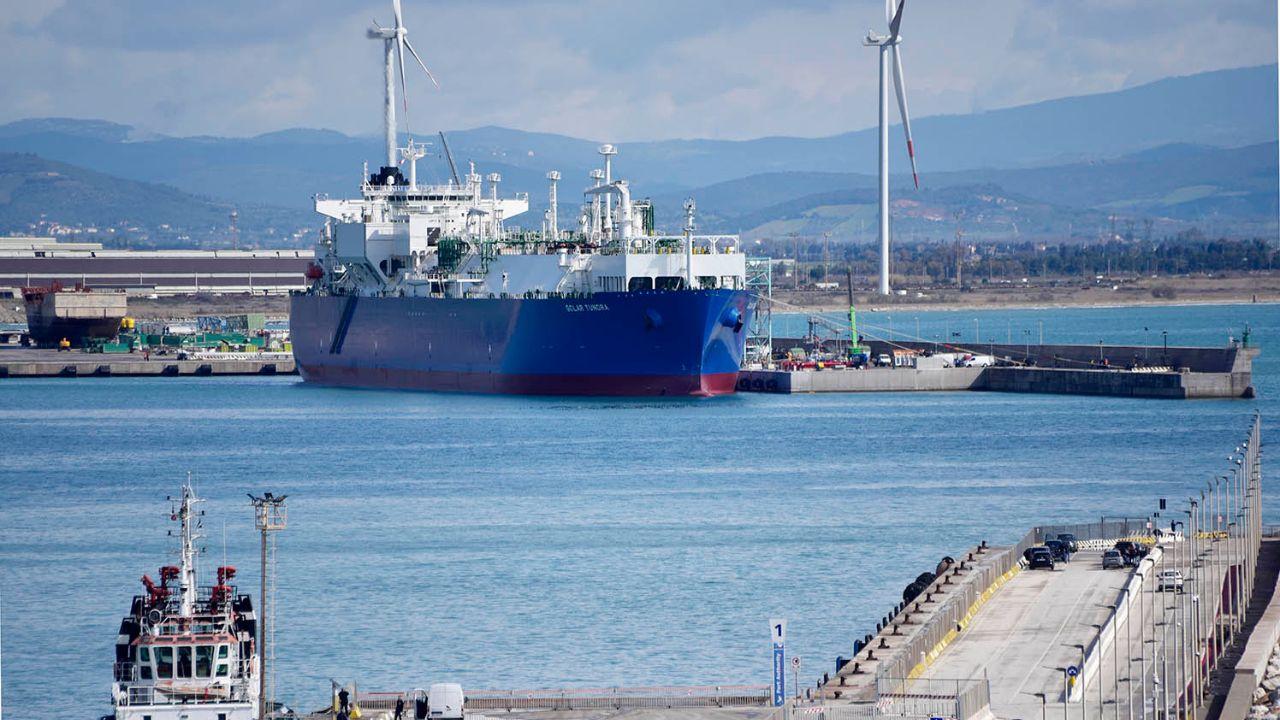 
	Il rigassificatore nel porto di Piombino (Foto di Paolo Barlettani)

