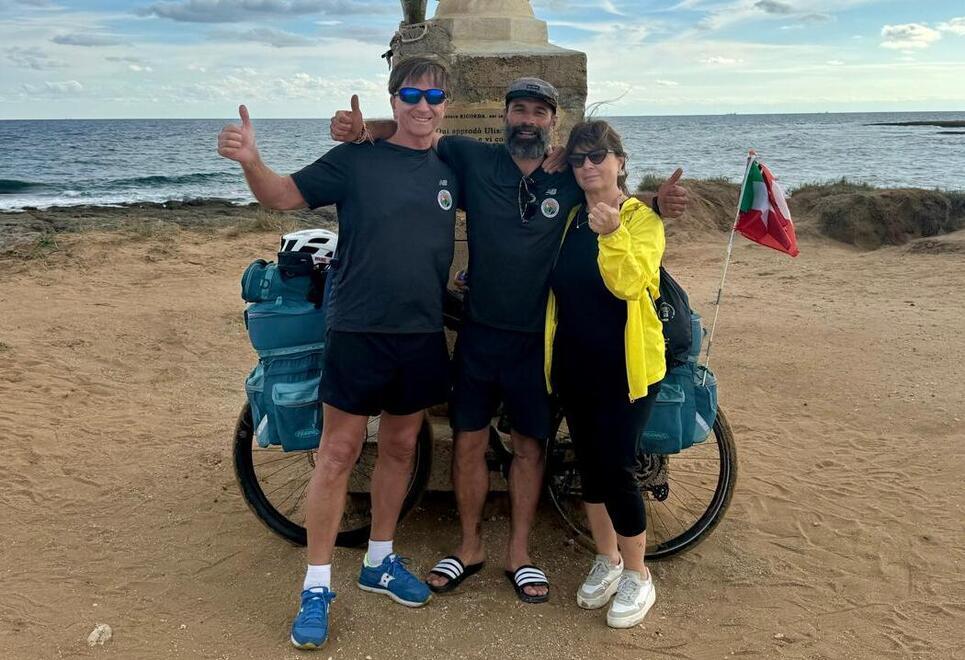 
	Cristian Benassati a Portopalo di Capo Passero insieme ai genitori

