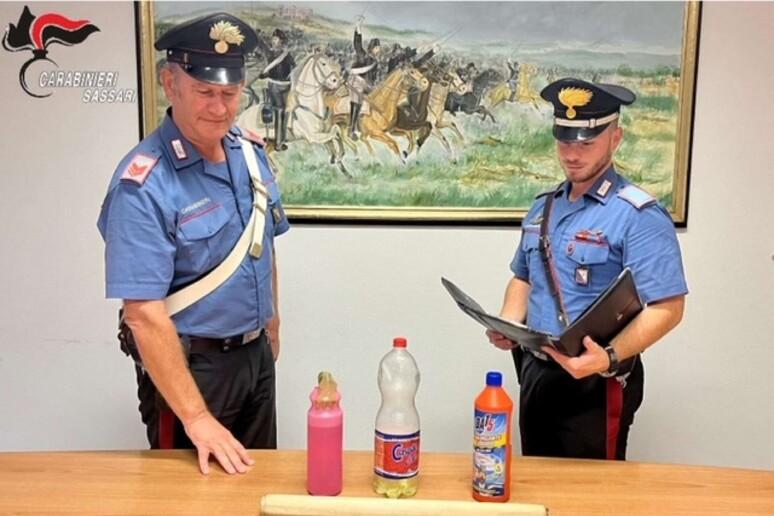 Olbia I coltelli la mazza da baseball e le bottiglie di acido benzina e alcol trovate dai     Carabinieri