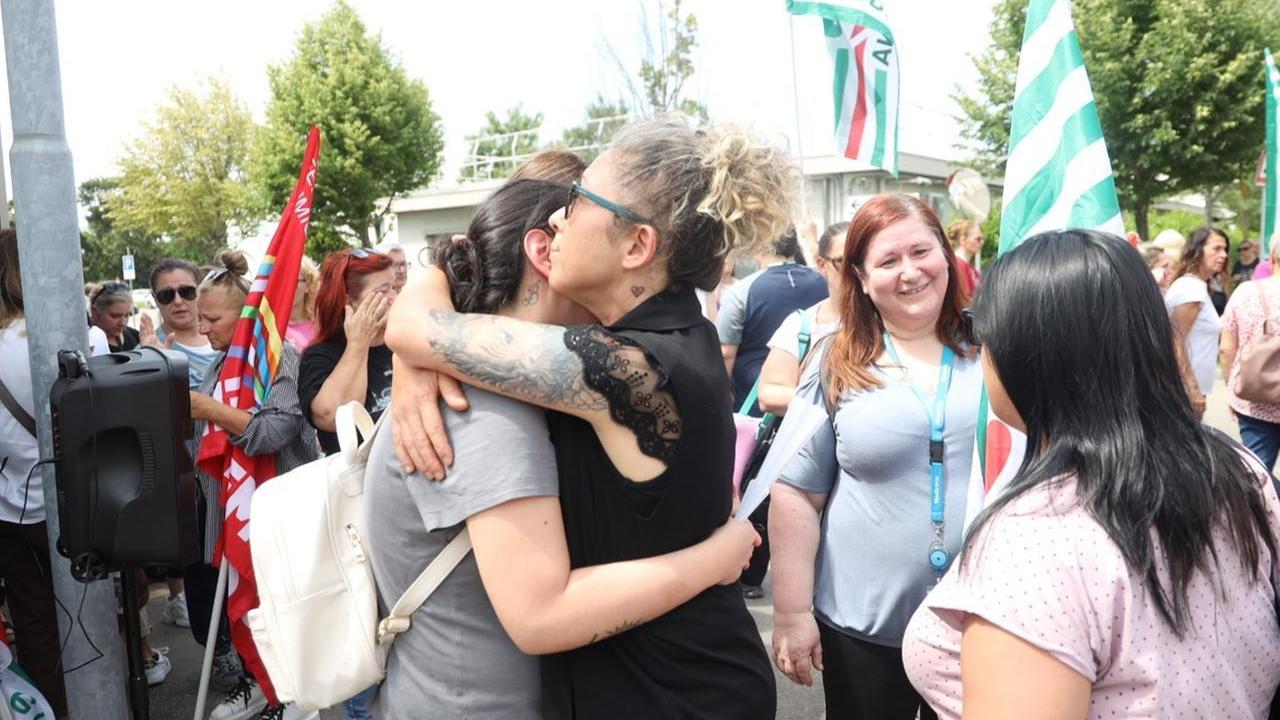 La disperazione davanti all'ex Bellco a Mirandola dopo l'annuncio dei licenziamenti