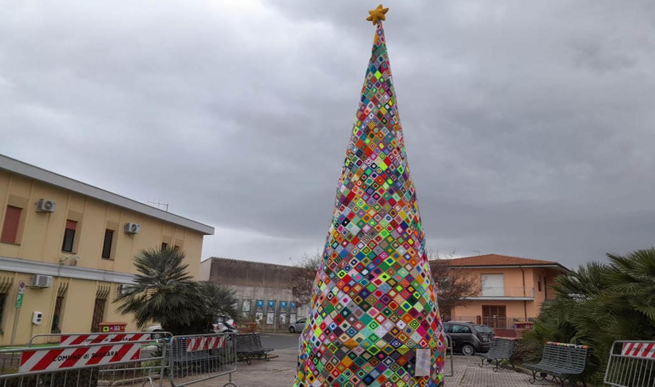 Renazzo, un albero di Natale realizzato con mattonelle a uncinetto