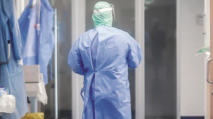 Infermieri picchiati in ospedale, la testimone: «Calci e pugni, il mio collega grondava sangue»