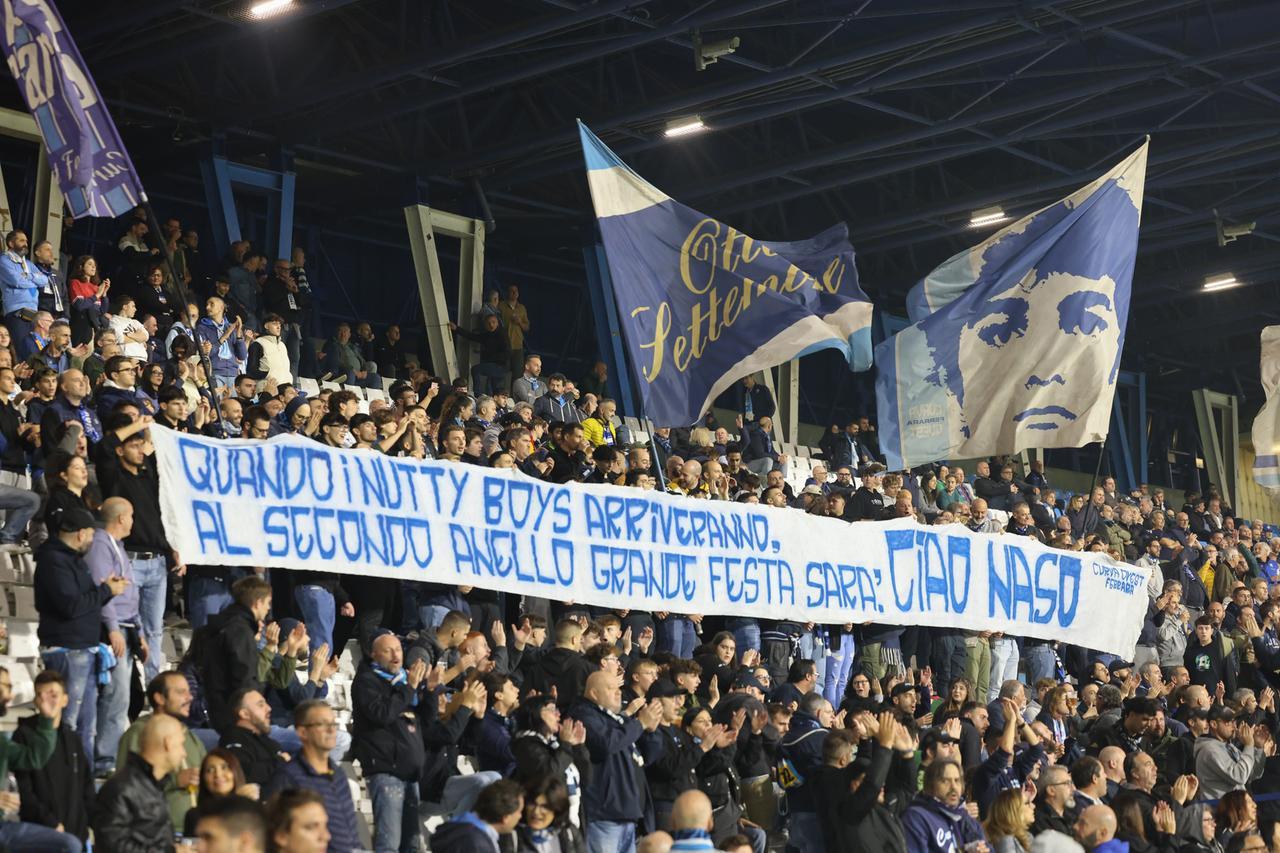 Ferrara, la Curva Ovest saluta “Naso”. Poi contesta squadra e club