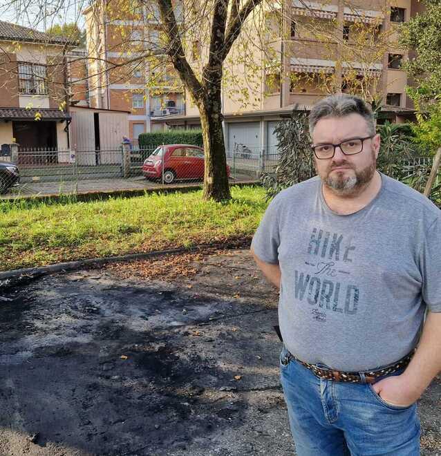 Reggio Emilia, auto a fuoco in via Fratelli Rosselli: il rogo è doloso