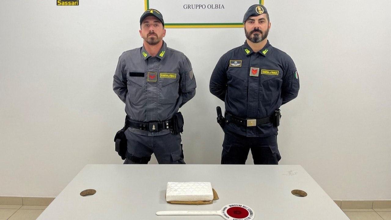 Sbarca dalla nave a Olbia con un chilo di cocaina: arrestato